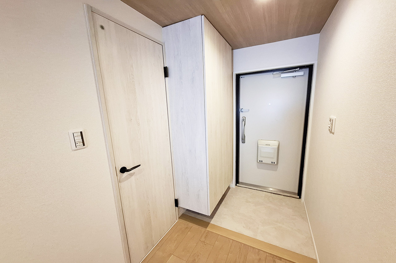 玄関：新調済みの下駄箱で整理整頓しやすい玄関。