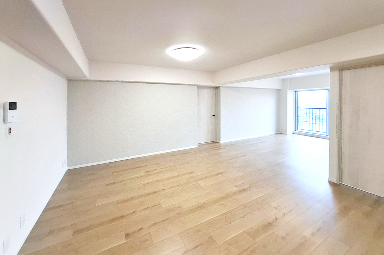 LDK：壁一部に淡いベージュのアクセントクロスを施しました。