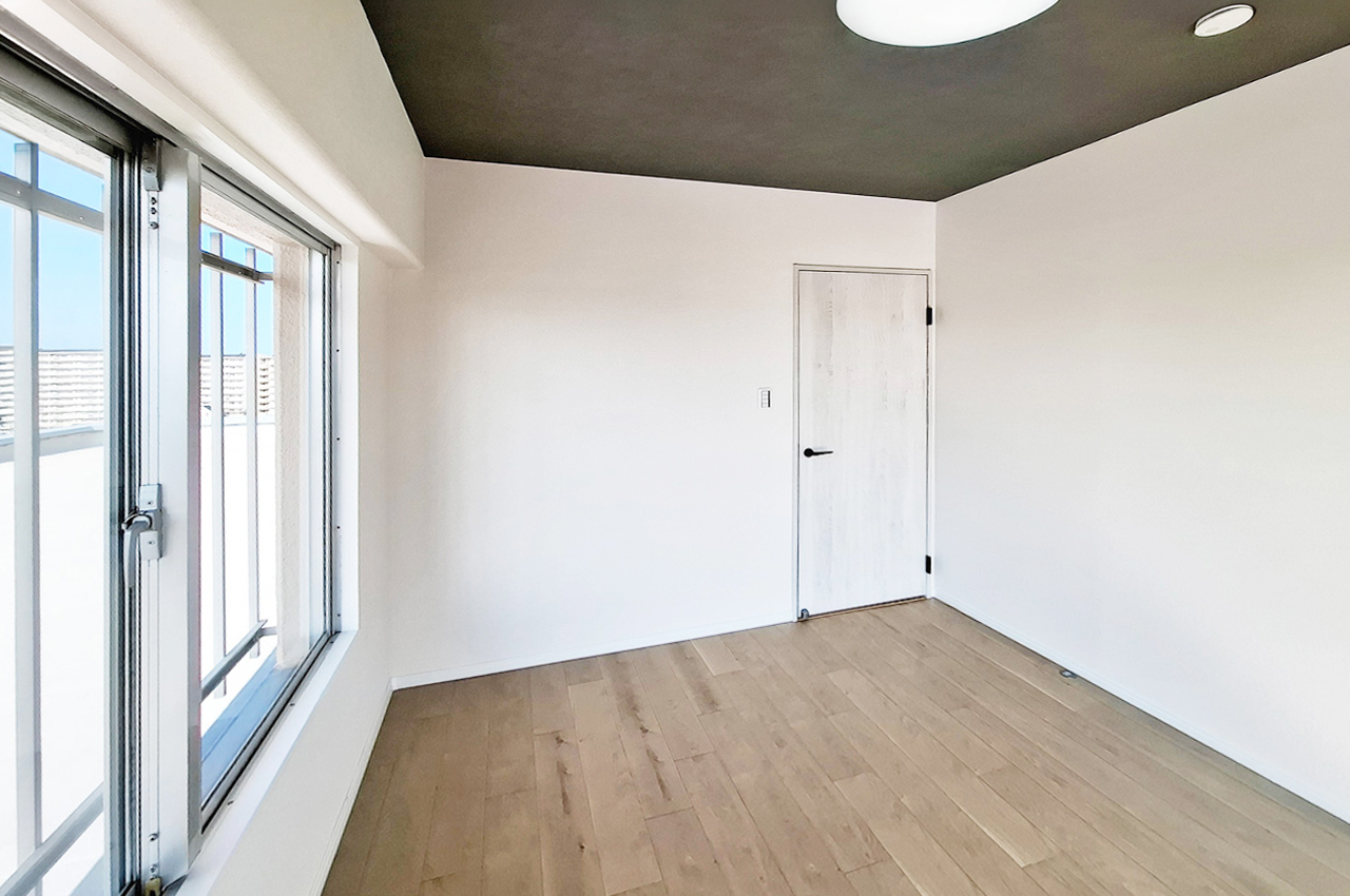 洋室1：クロスやフローリングを貼替えるなどリフォーム済み。