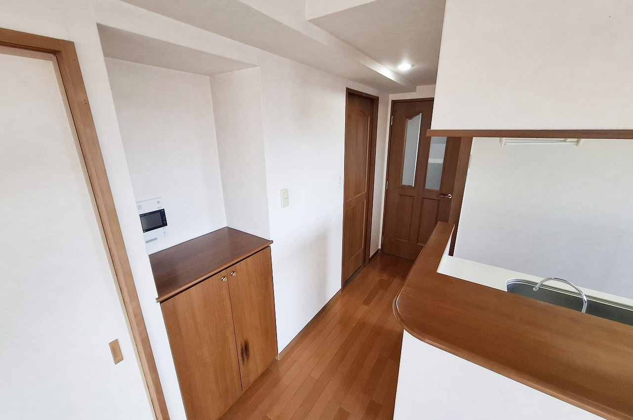 電話台:下部は収納スペースになっています。