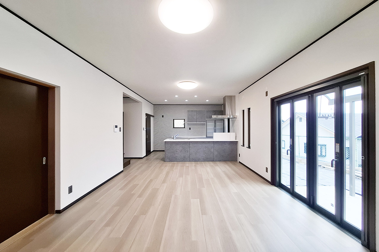 LDK：クロス貼替えや床フロアタイル上貼りなどきれいにリフォーム済み。