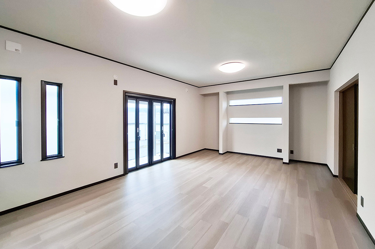 リビングダイニング：窓が多く、自然光が入りやすい空間です。