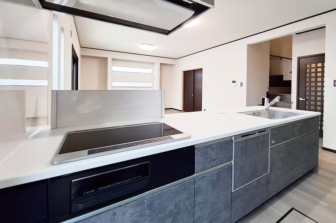 キッチン：フラットですっきりとしたペニンシュラキッチンを新調。食洗機付きです。