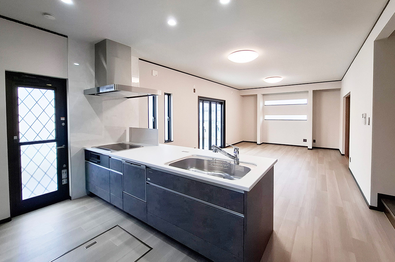 キッチン：換気やゴミ出しに便利な勝手口付きキッチンが魅力。