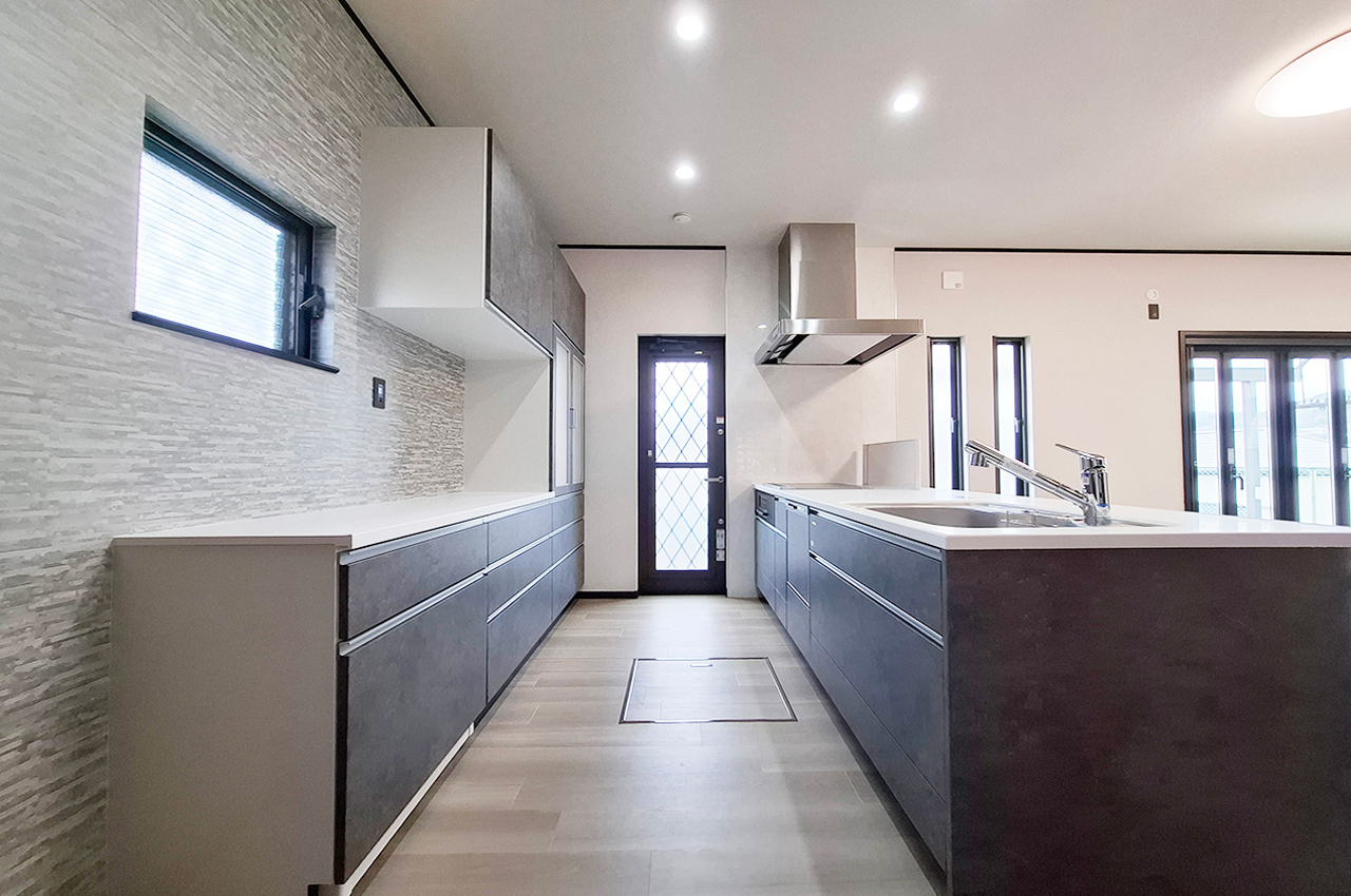 キッチン：食器の収納に便利なカップボードは新調済みです。