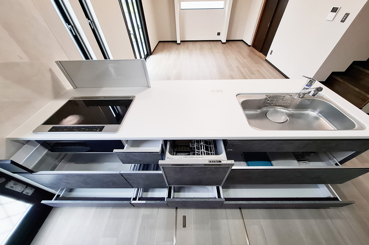 キッチン：キッチン足元の収納は出し入れしやすいスライドタイプ。