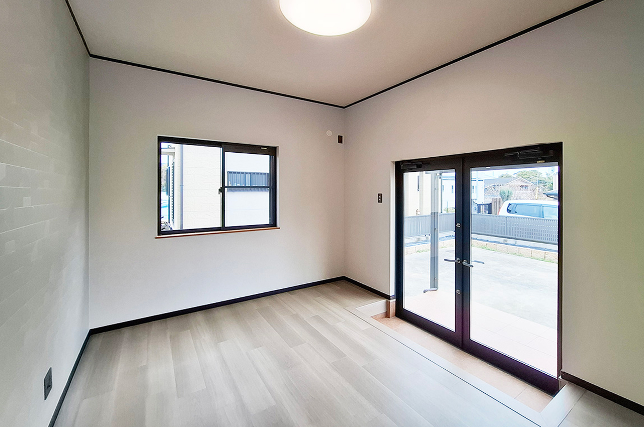 フリールーム：グレーのアクセントクロスを施し、落ち着いた雰囲気に。