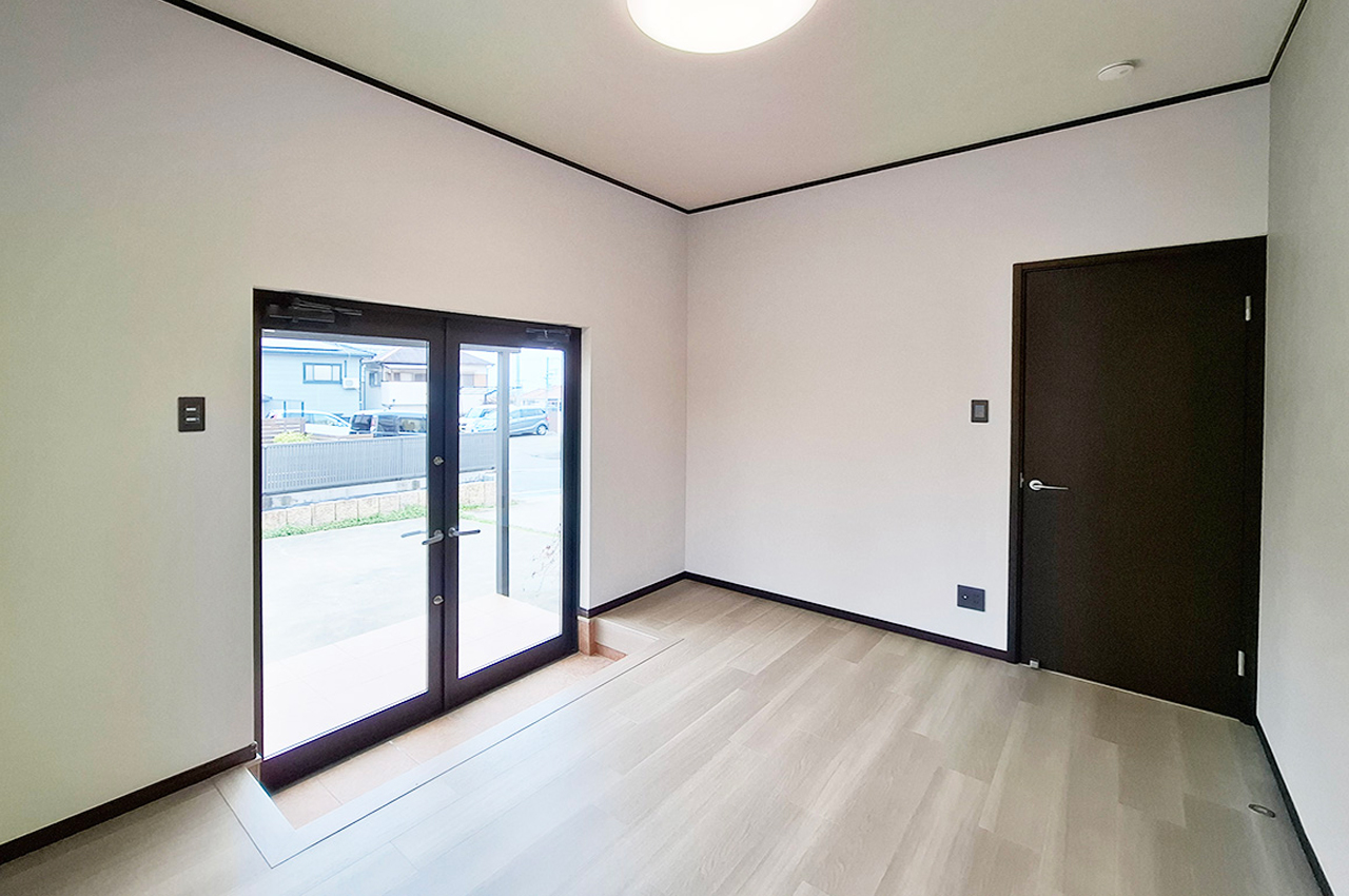 フリールーム：壁や天井のクロスを貼替えるなどリフォーム済み。