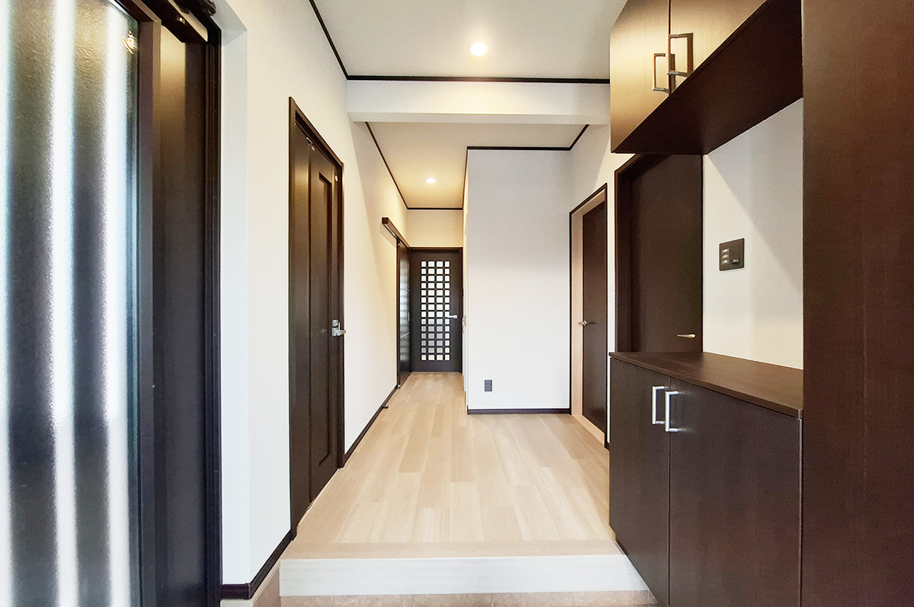 玄関・廊下：壁や床をきれいにリフォーム済み。下駄箱も新調しました。