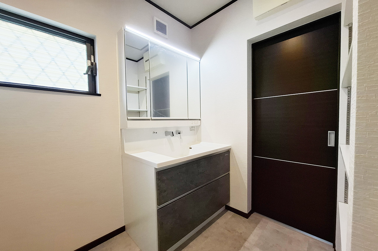 洗面室：洗面化粧台を新調済み。