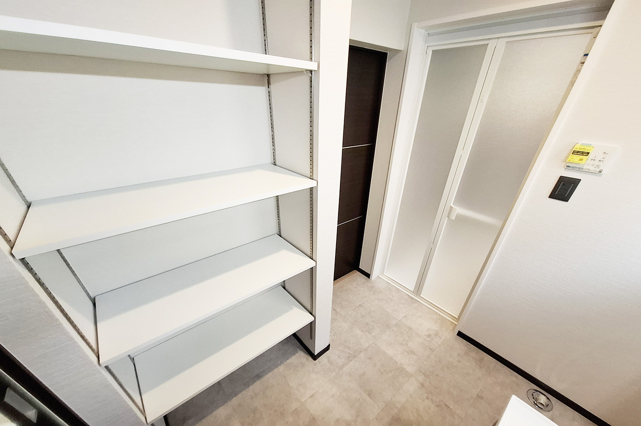 洗面室：収納に便利な可動棚を新調済みです。