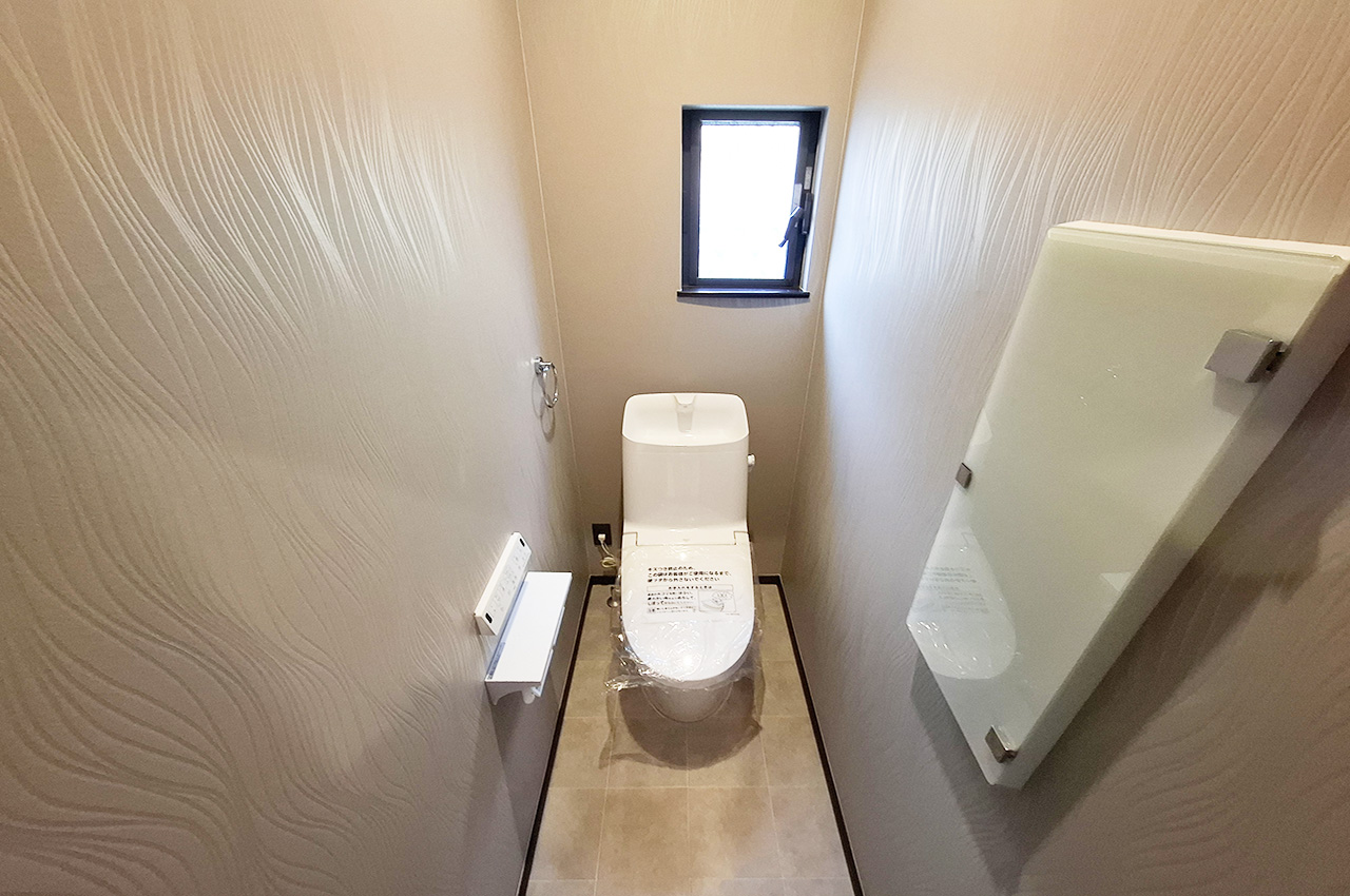 1Fトイレ：一体型便器・温水洗浄便座に新調済み。