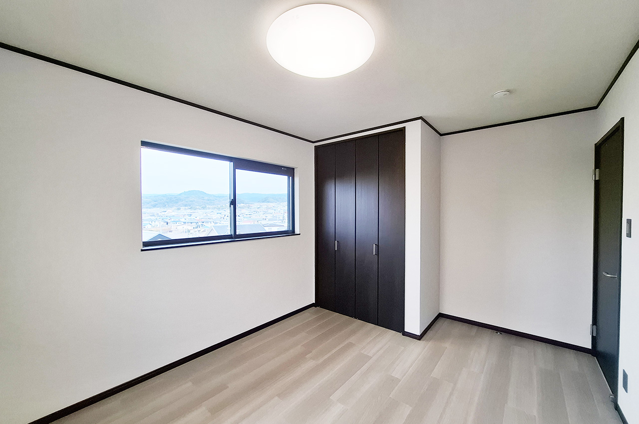 洋室1：壁や床をきれいにリフォーム済み。