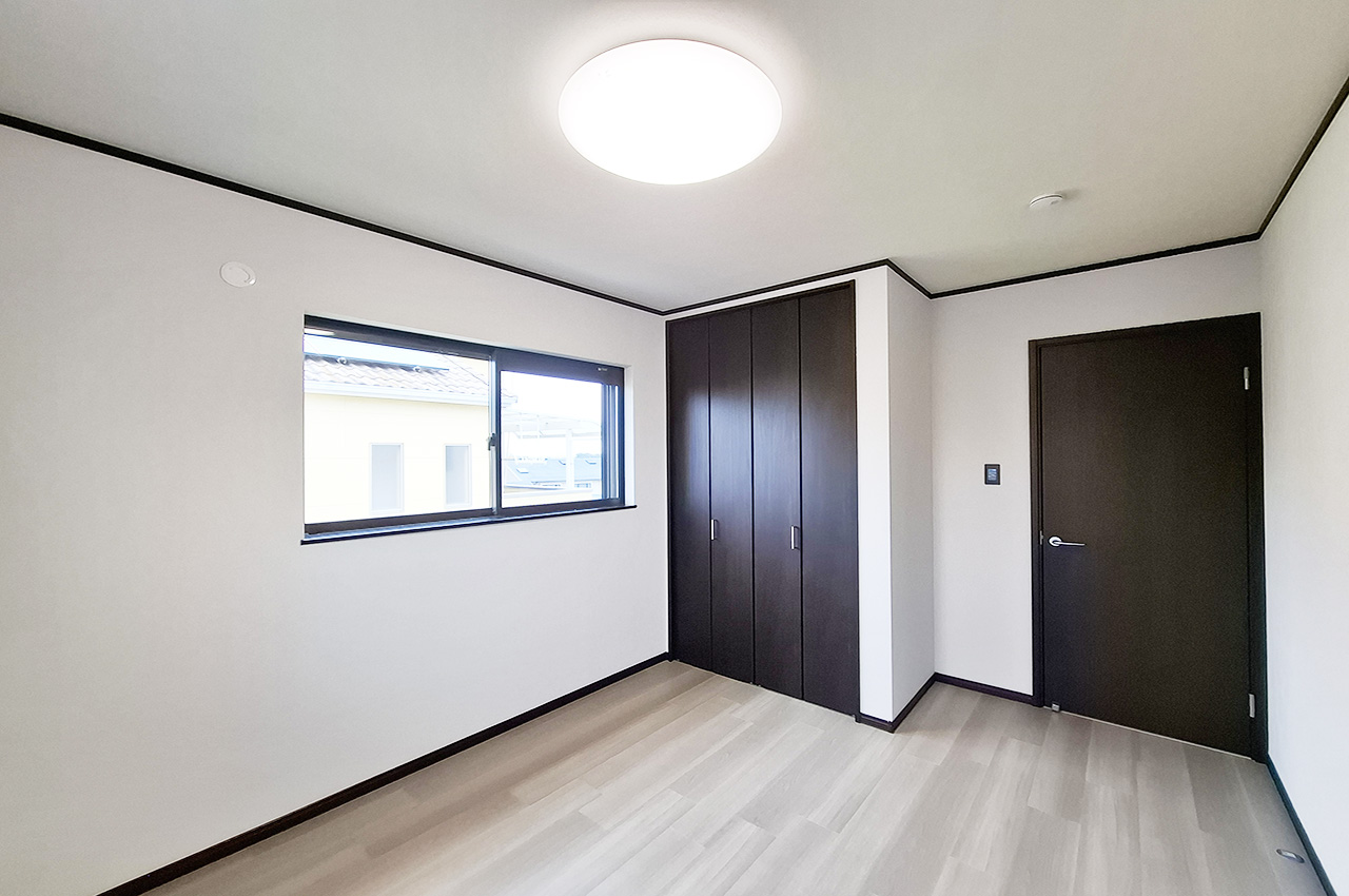 洋室3：壁や床をきれいにリフォーム済み。