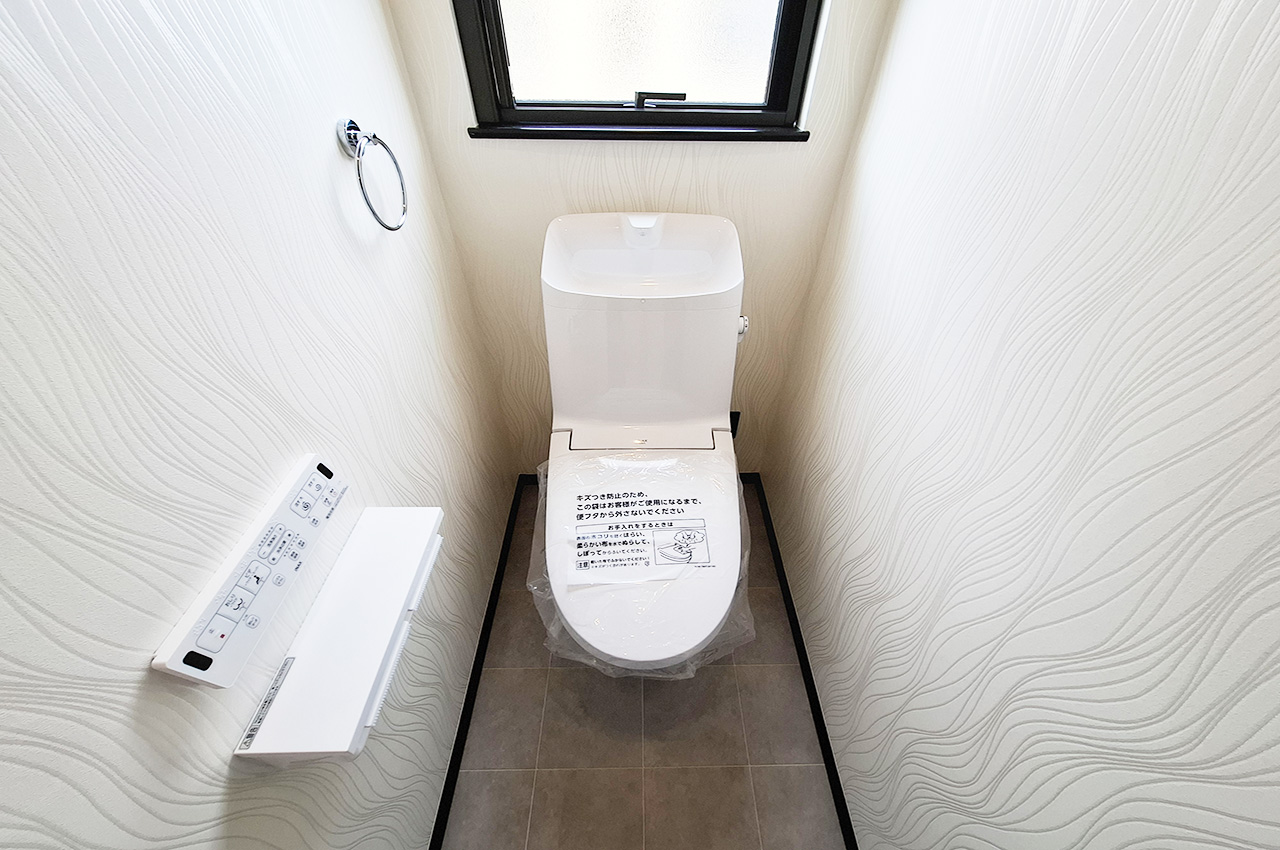 2Fトイレ：一体型便器・温水洗浄便座に新調済み。