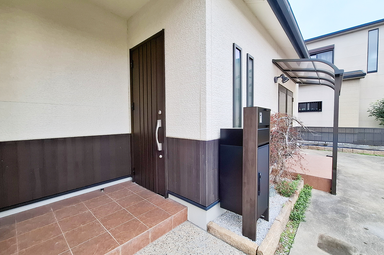 宅配ボックス付き機能門柱を新調済み。