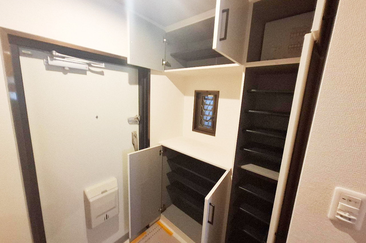 玄関：新調済みの下駄箱は収納力あり。