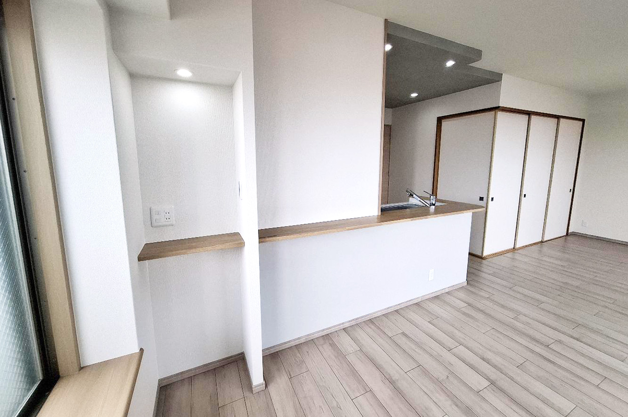 キッチンカウンター横に設置された電話台