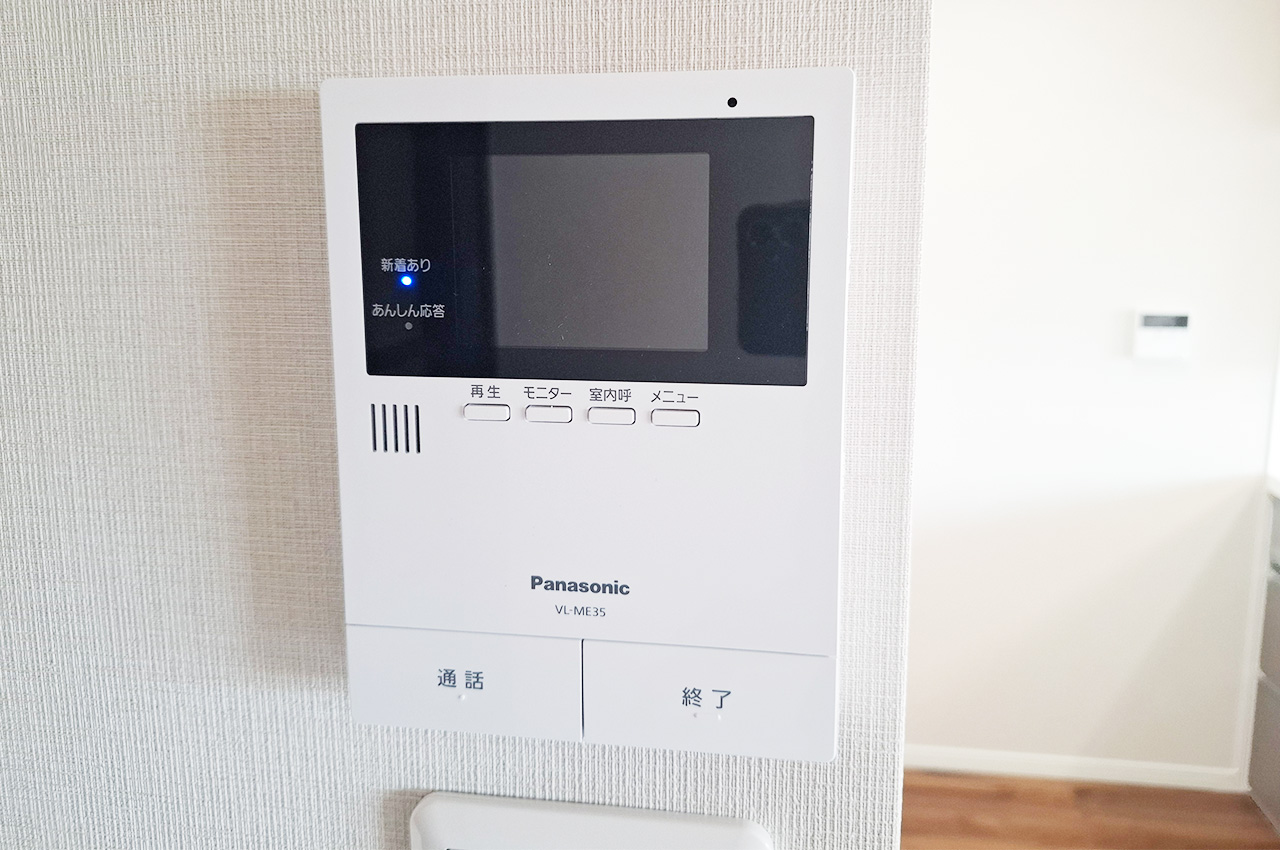 モニター付きインターホン：新調済み。来客時にあるとうれしい設備です。