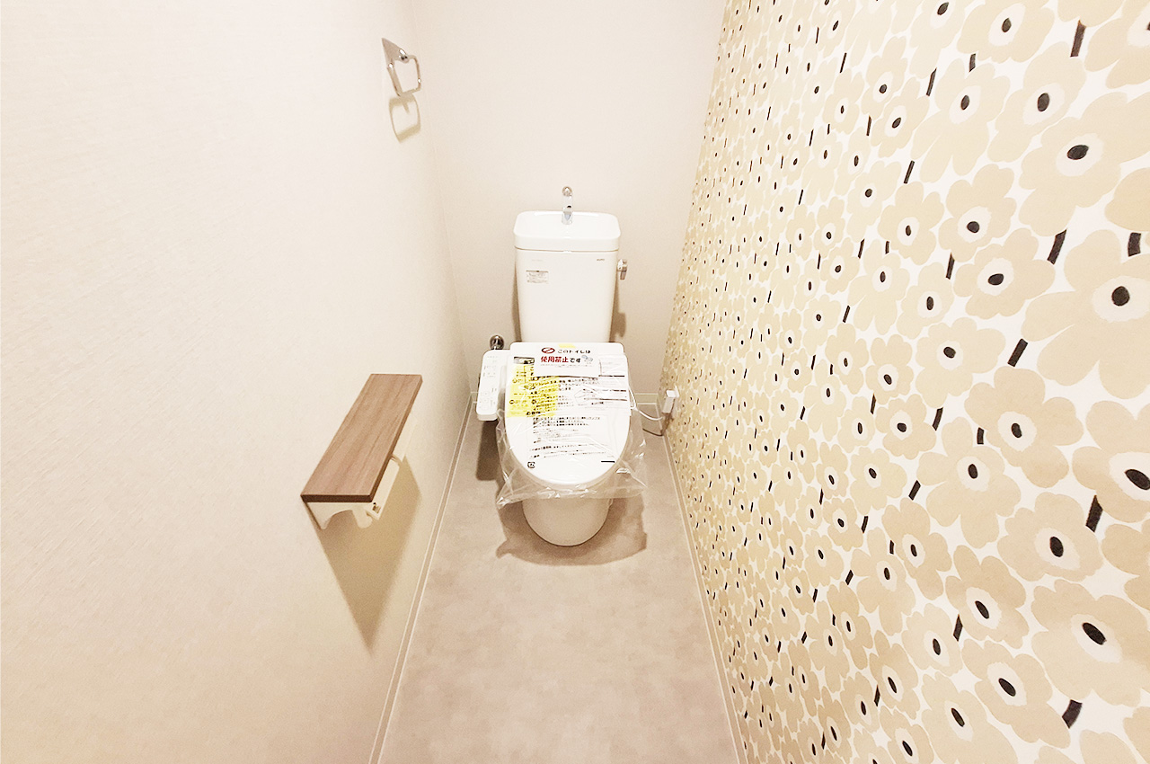 トイレ：LIXILの便器・温水洗浄便座を新調済み。ポップなアクセントクロスも一新しました。