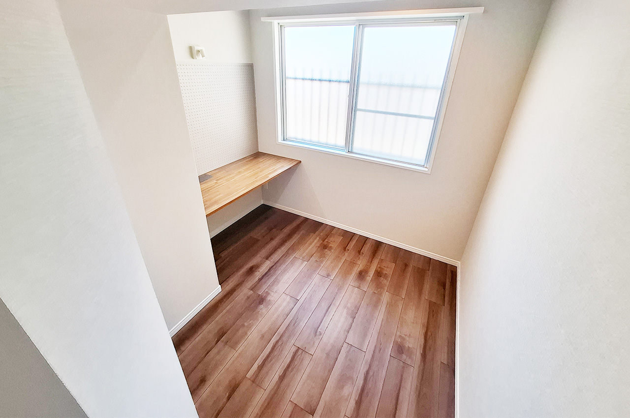 洋室1：窓があり通風良好です。カウンター付きのお部屋はテレワーク部屋や書斎などに活用できます。
