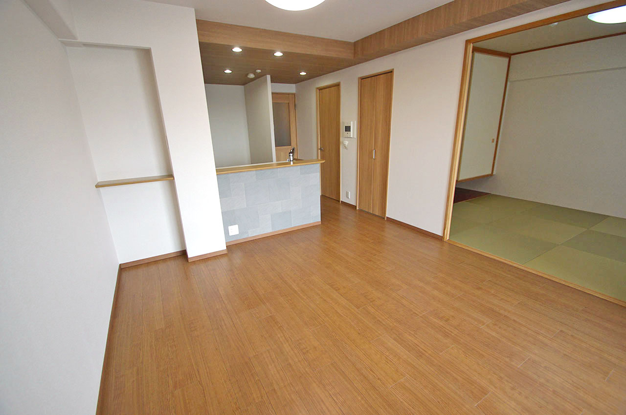 リビングの梁部分やキッチンの天井部分には、木目調のアクセントクロスを貼りました。