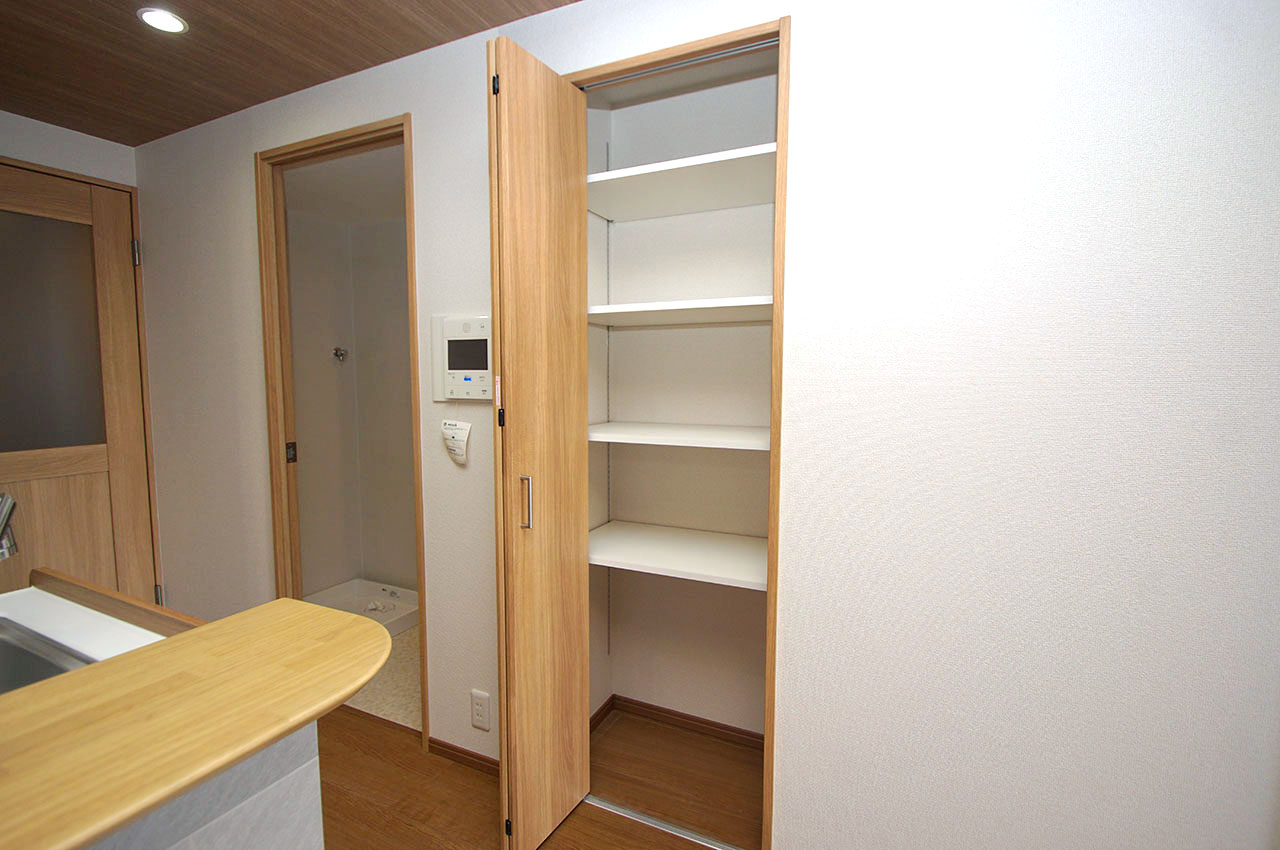 キッチン横の物入も新調済み。便利な棚付きの物入は、パントリーやリビング収納としてもご利用頂けます。