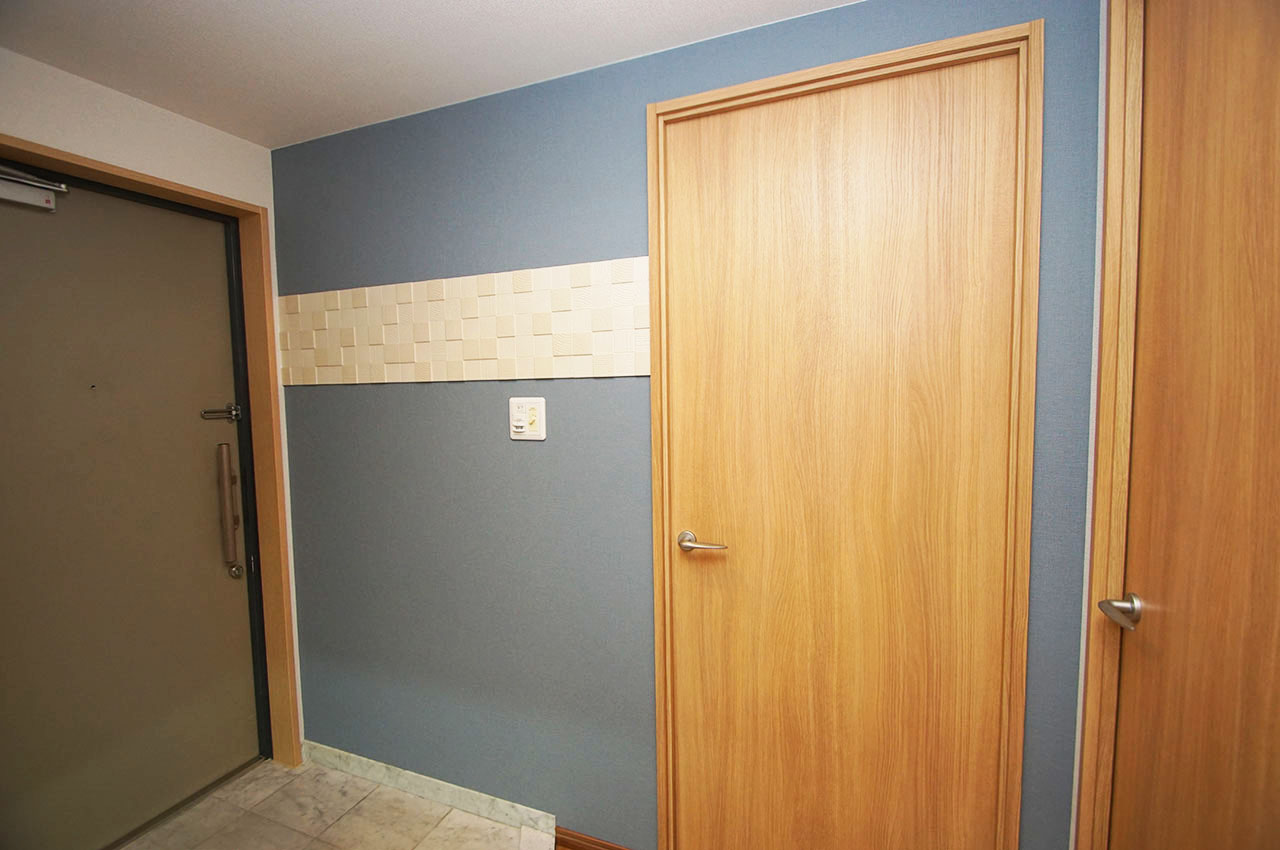 玄関の壁一部にも、快適な空間を保つエコカラットを貼りました。