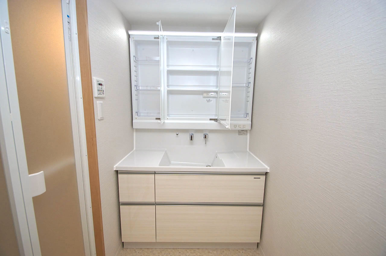 洗面所内もリフォームで一新。タカラスタンダードのワイドな洗面化粧台も新調しました。