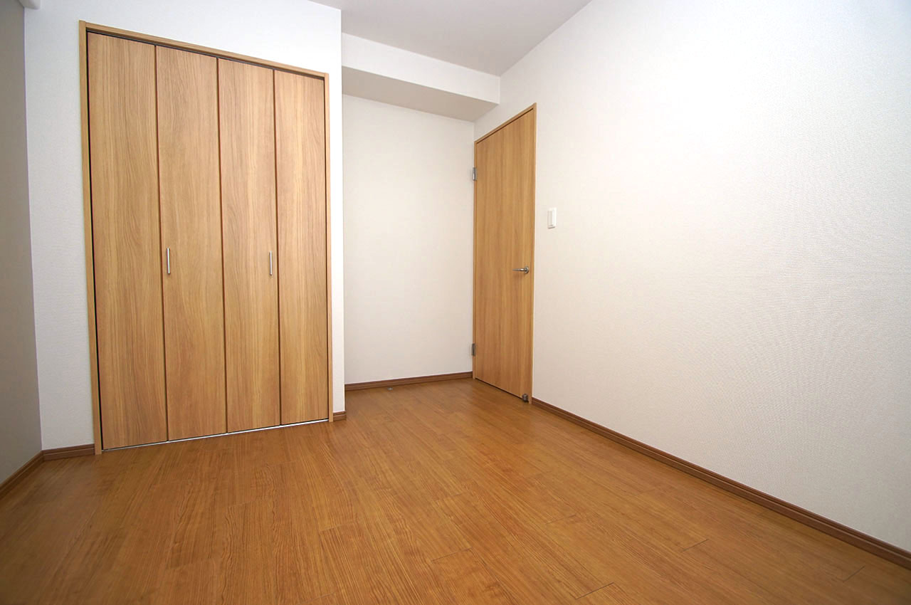 洋室約6帖もリフォームでまっさらに。主寝室にもなるゆったりとしたお部屋です。