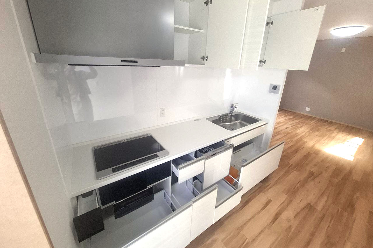 収納充実のキッチン。足元は中の物を見やすく出し入れしやすいスライドタイプです。