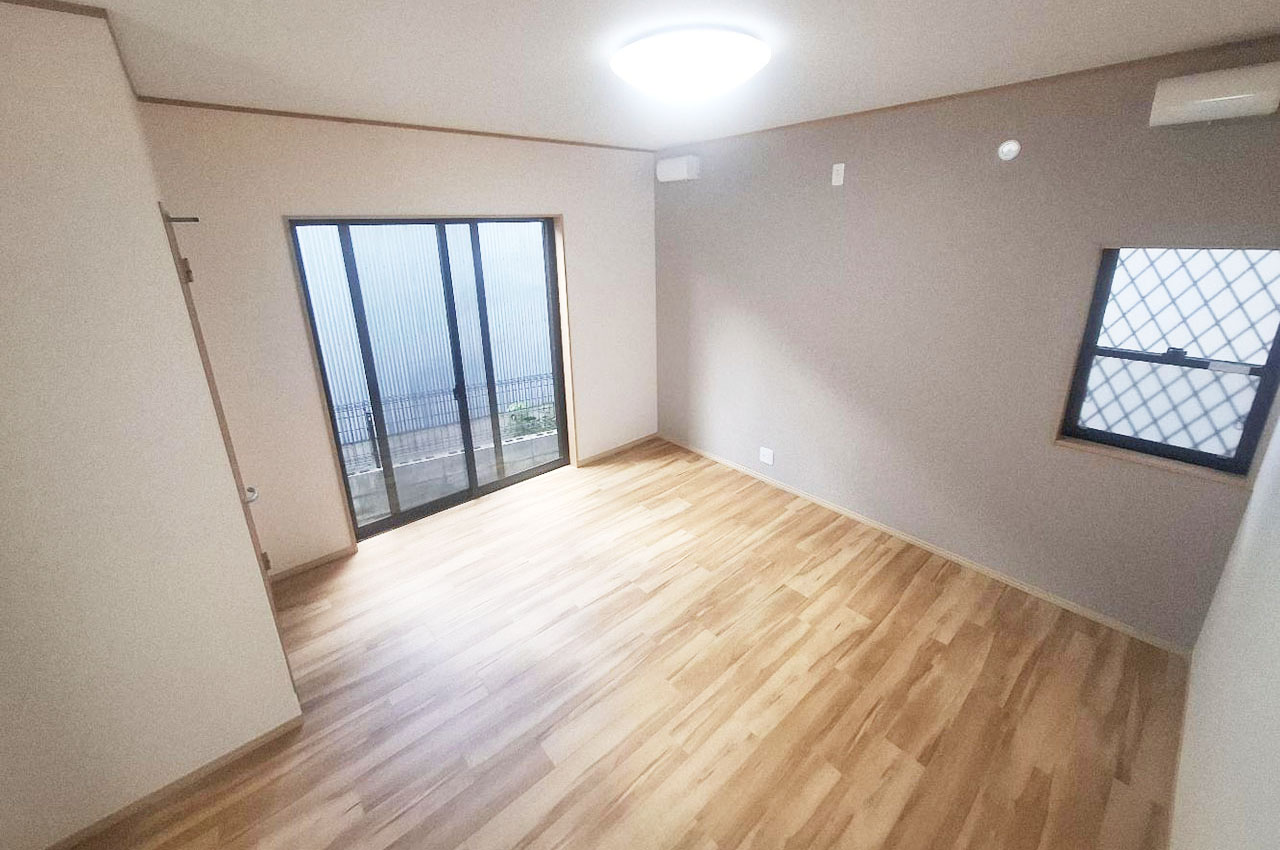 グレージュのアクセントクロスが落ち着いた雰囲気を演出するリビングスペース。