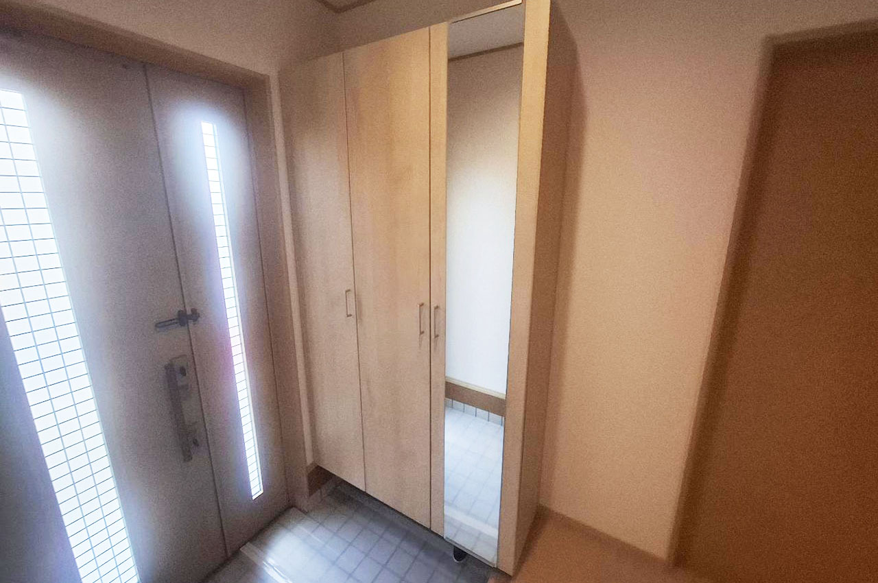 玄関や廊下もピカピカにリフォーム。大容量で姿見付きの下駄箱も新調しました。