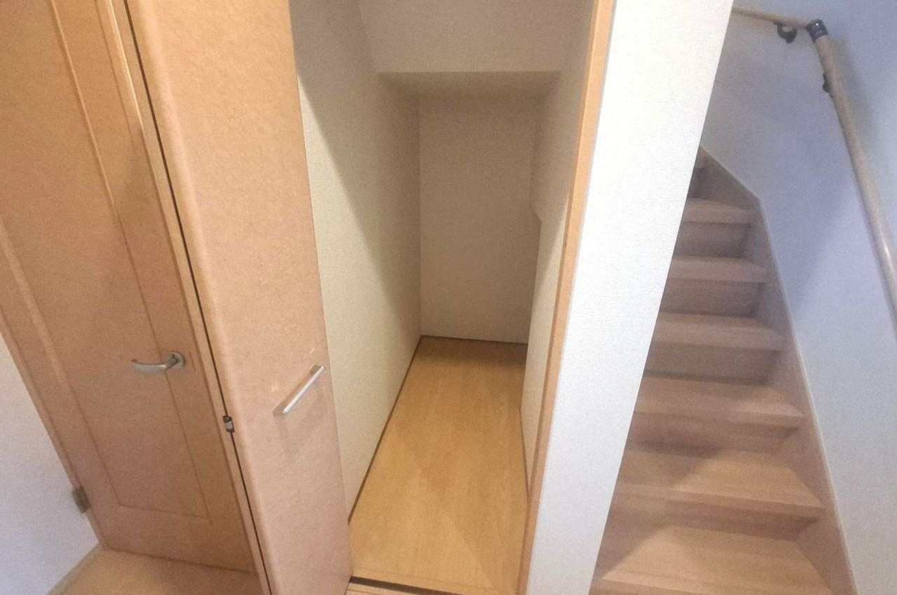 廊下にある物入内もリフォーム済み。奥行きのある収納たっぷりの物入です。