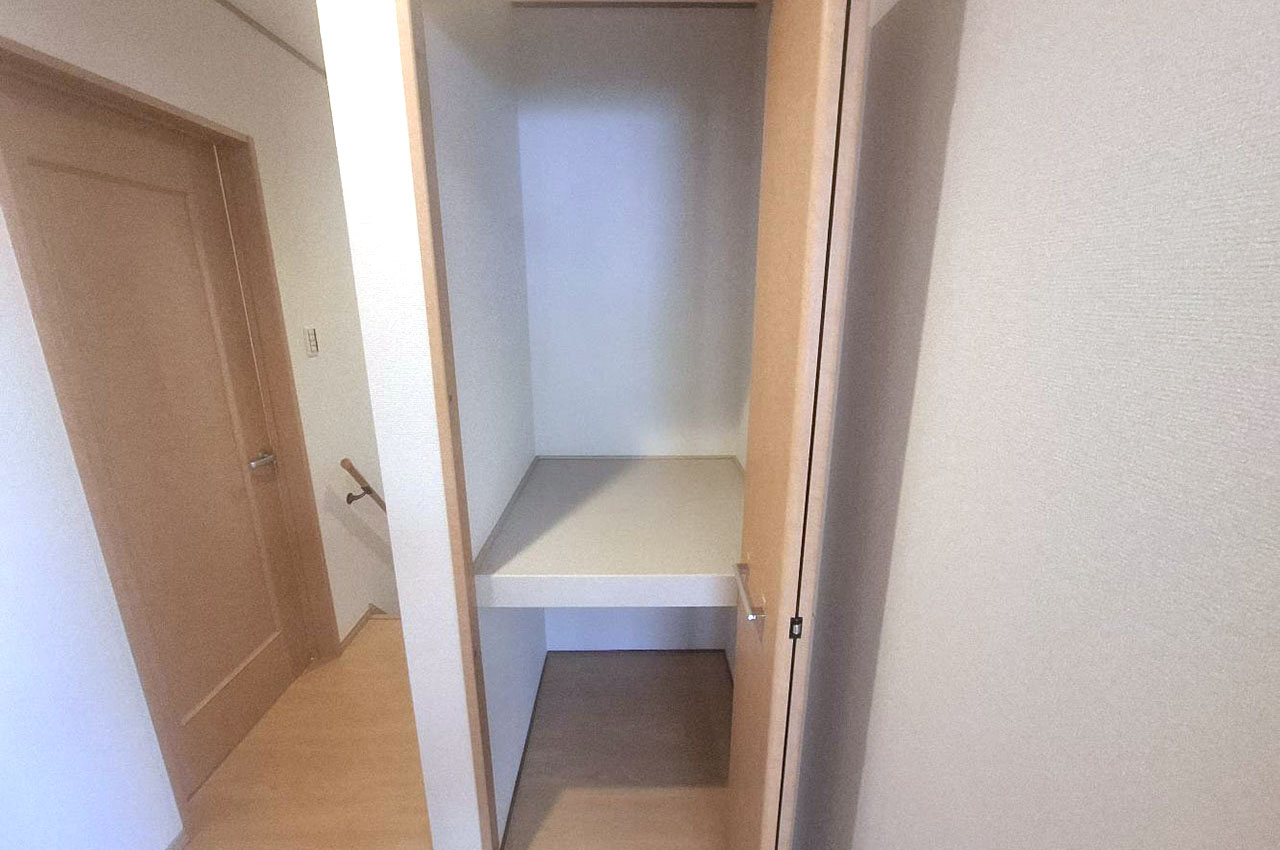 2階廊下にも便利な物入付き。内部はきれいにリフォーム済みです。