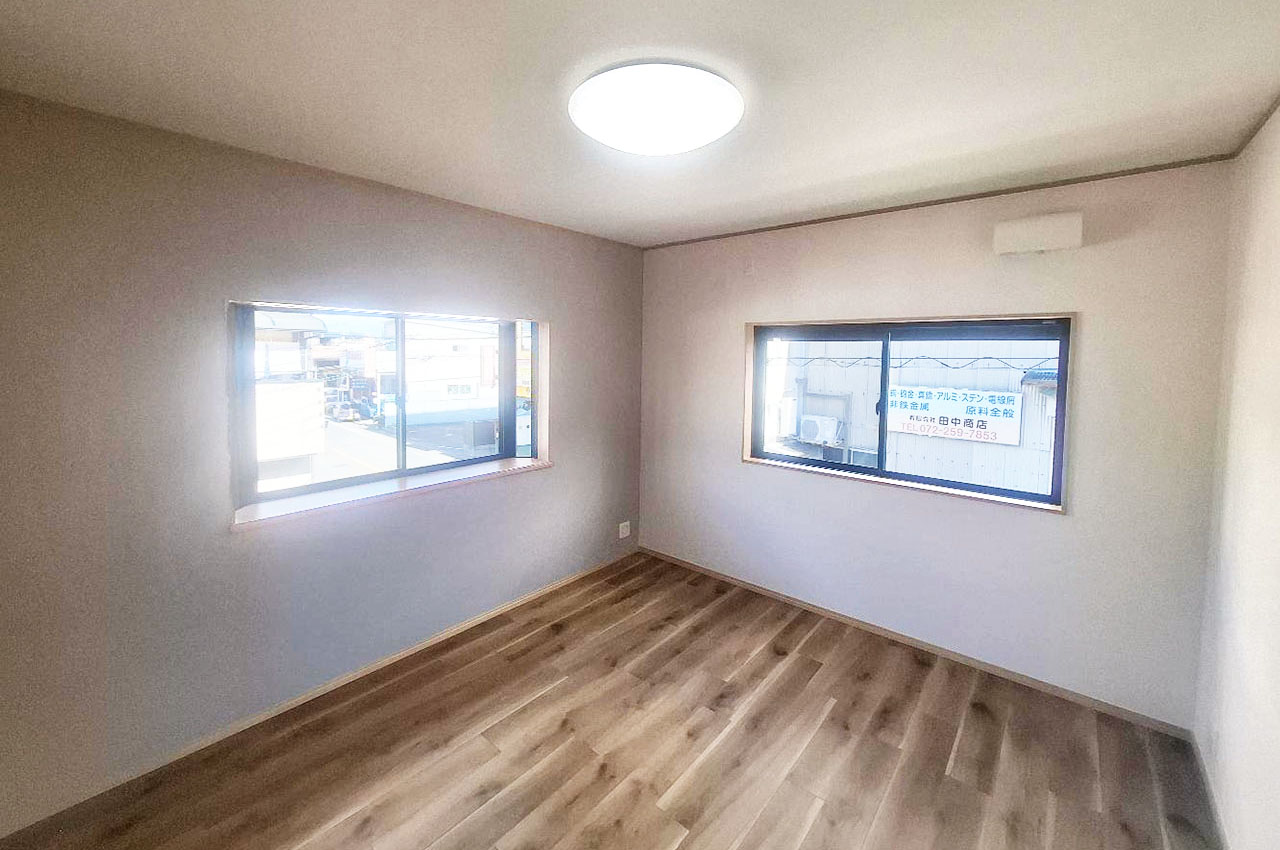 洋室約7帖もきれいにリフォーム済み。グレーのアクセントクロスを施したシックなお部屋です。