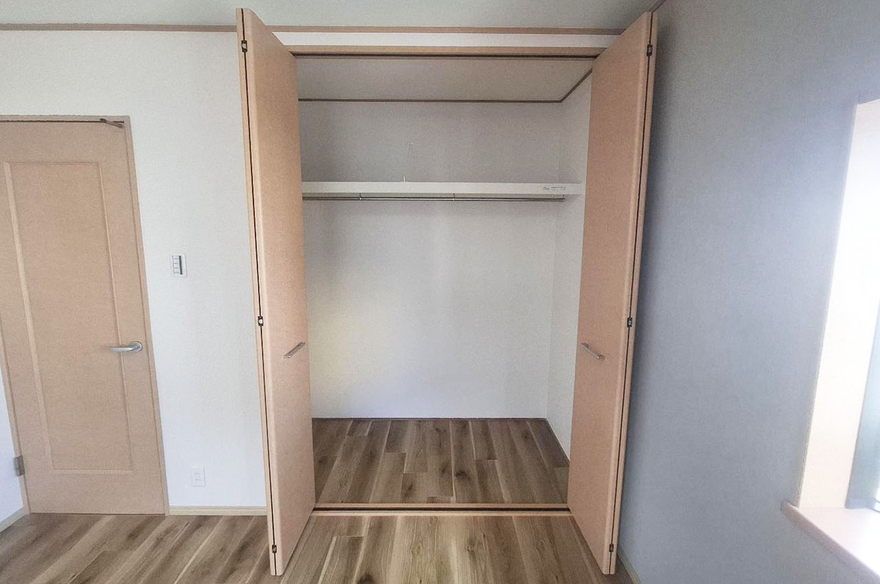 洋室約7帖のクローゼット。内部はきれいに新調済みです。