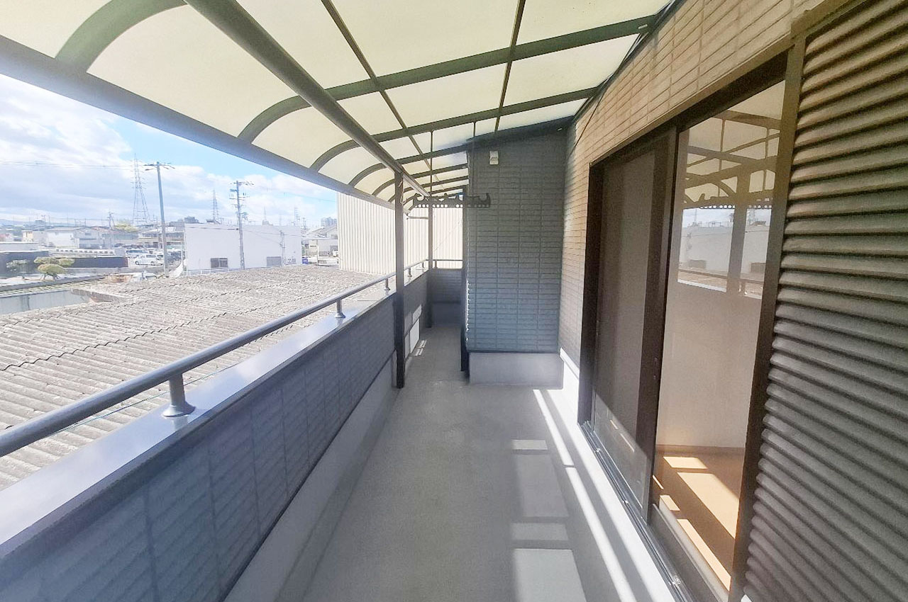 洋室二部屋から出入り出来るワイドなバルコニー。
