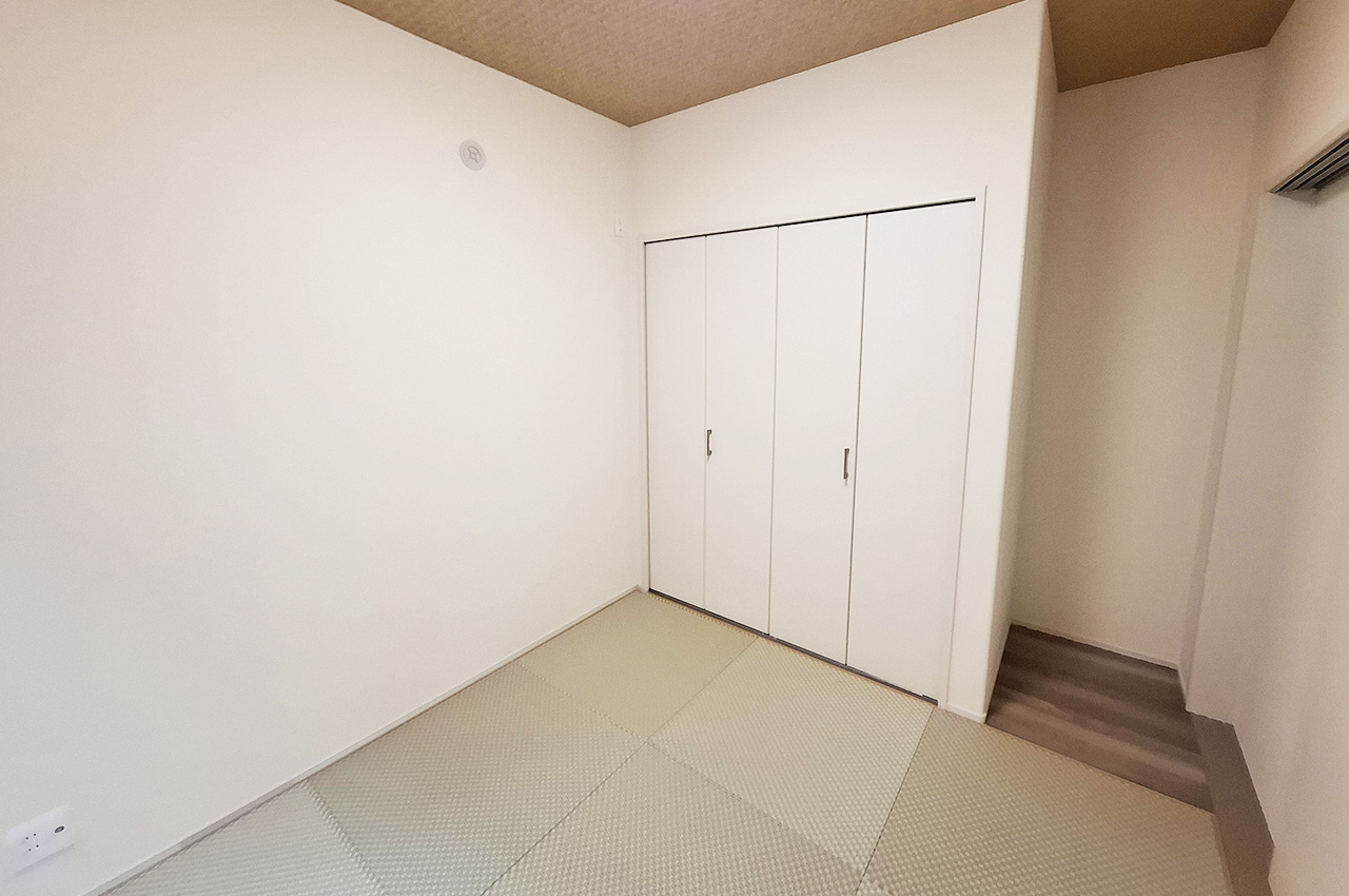 和室:おしゃれな半帖畳を採用した、モダンで落ち着きのある空間です。