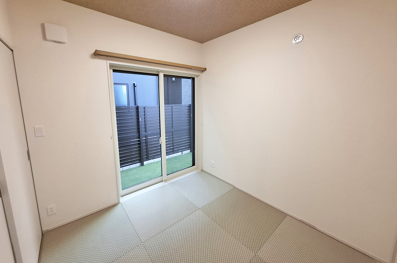 和室:お庭へ直接出入り可能です。