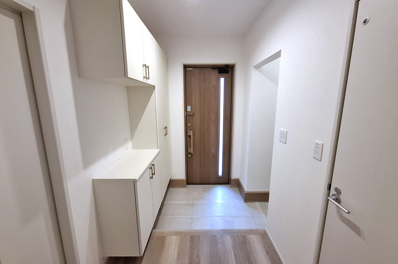 玄関:大容量の下駄箱付き。