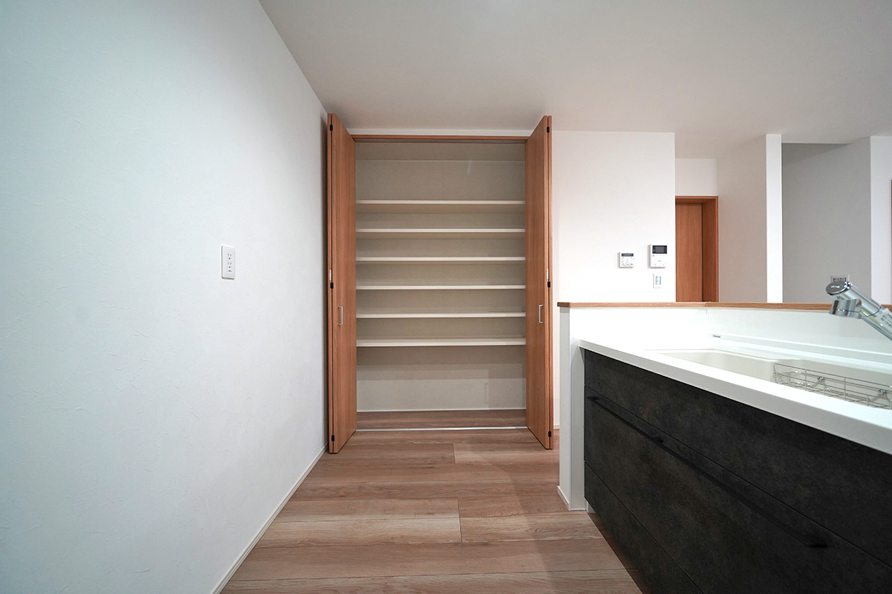 パントリー：キッチン横に設置されたワイドなパントリーは食品や消耗品のストックに便利。