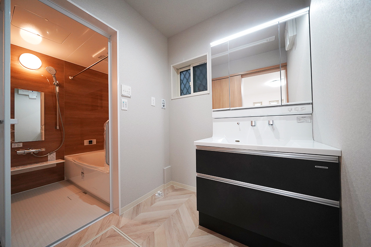 パウダールーム：上部には便利な室内物干しを設置しています。