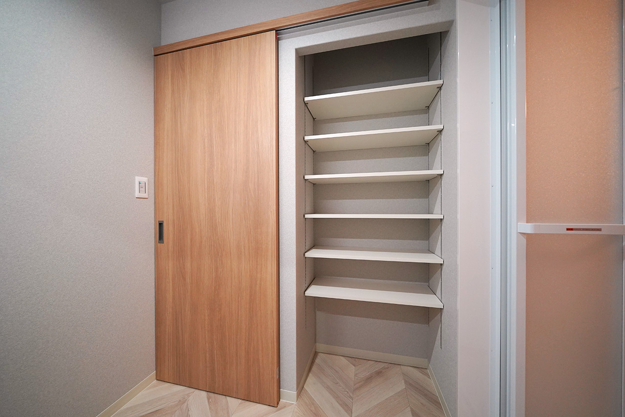 パウダールーム内のリネン庫は、衣類やタオル、消耗品の収納に便利。