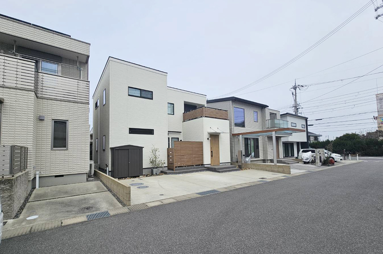 前面道路含む外観