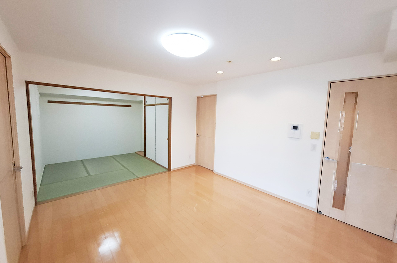 LD+タタミコーナー：来客時にも使い勝手の良い一体空間です。