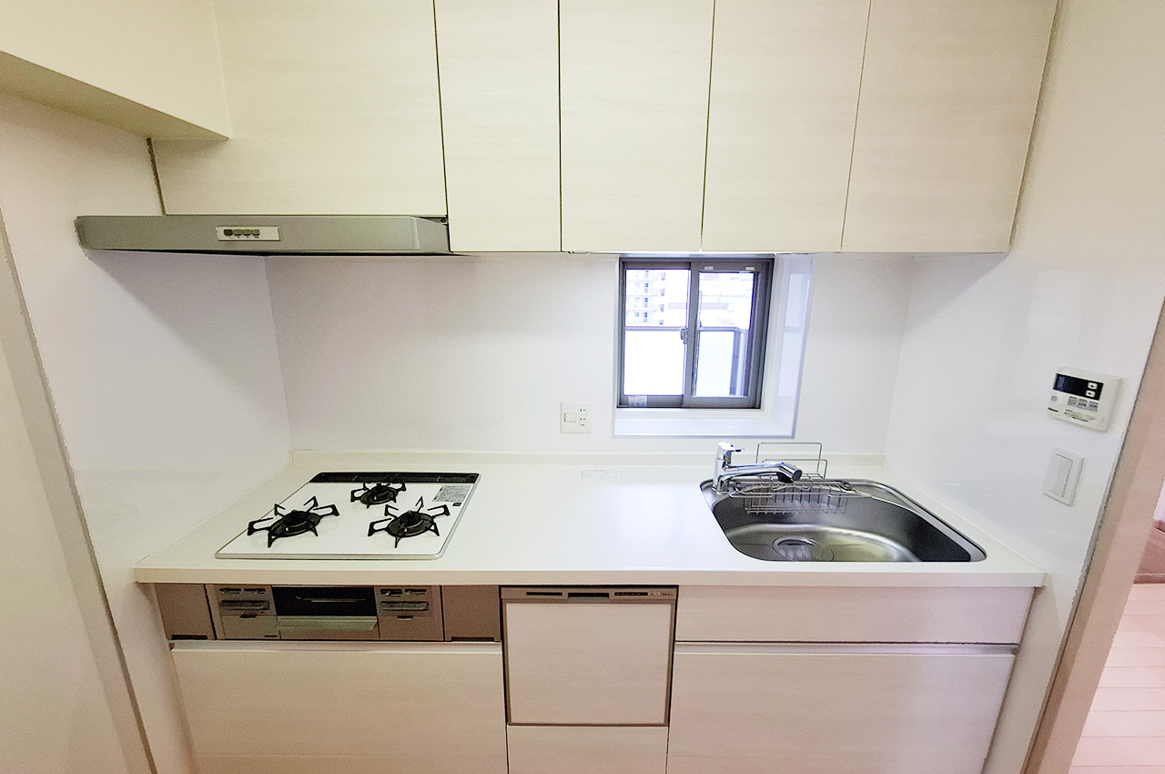 キッチン：窓付きで換気がしやすいキッチン。