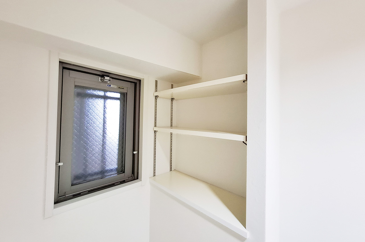 洗面室：窓と可動棚があり機能的。