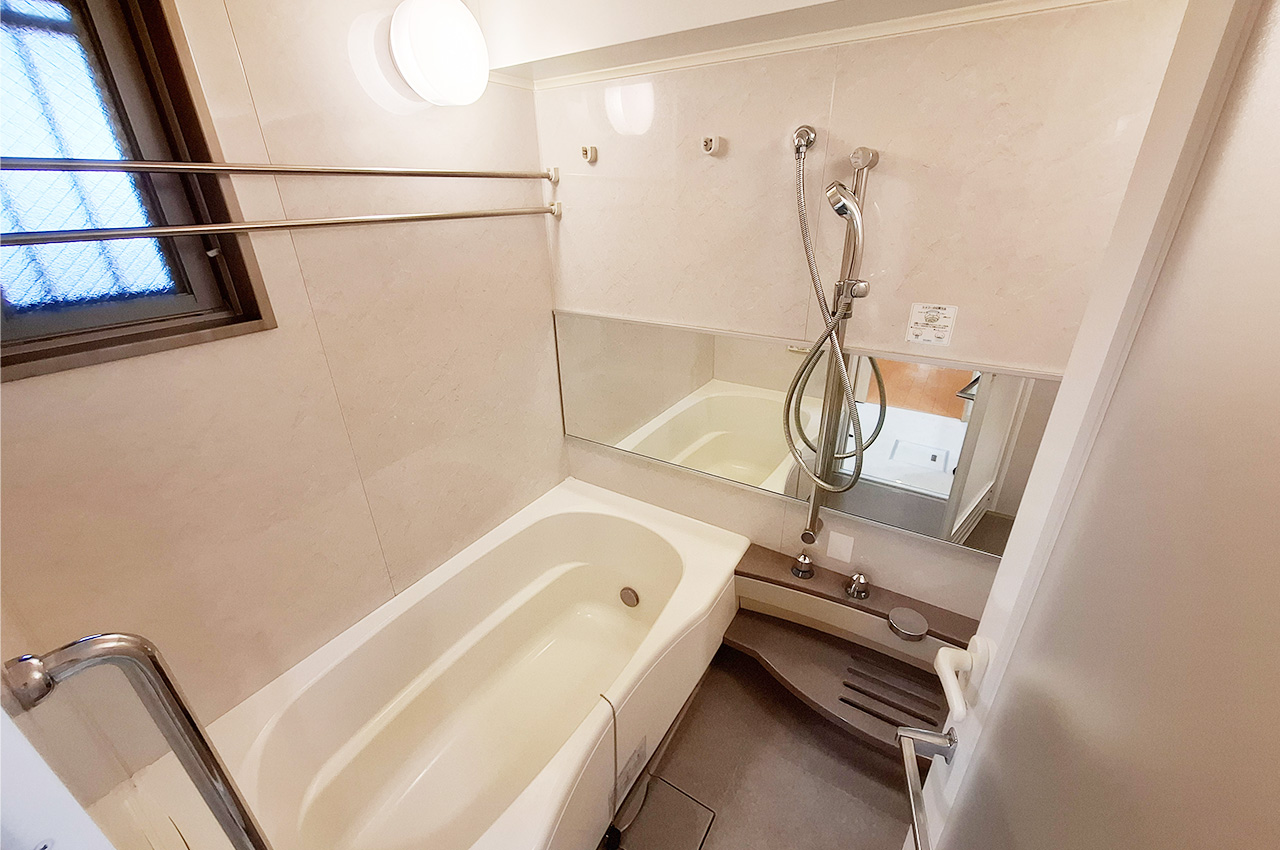 バスルーム：浴室乾燥機付き。窓もあり換気がしやすい快適な空間です。