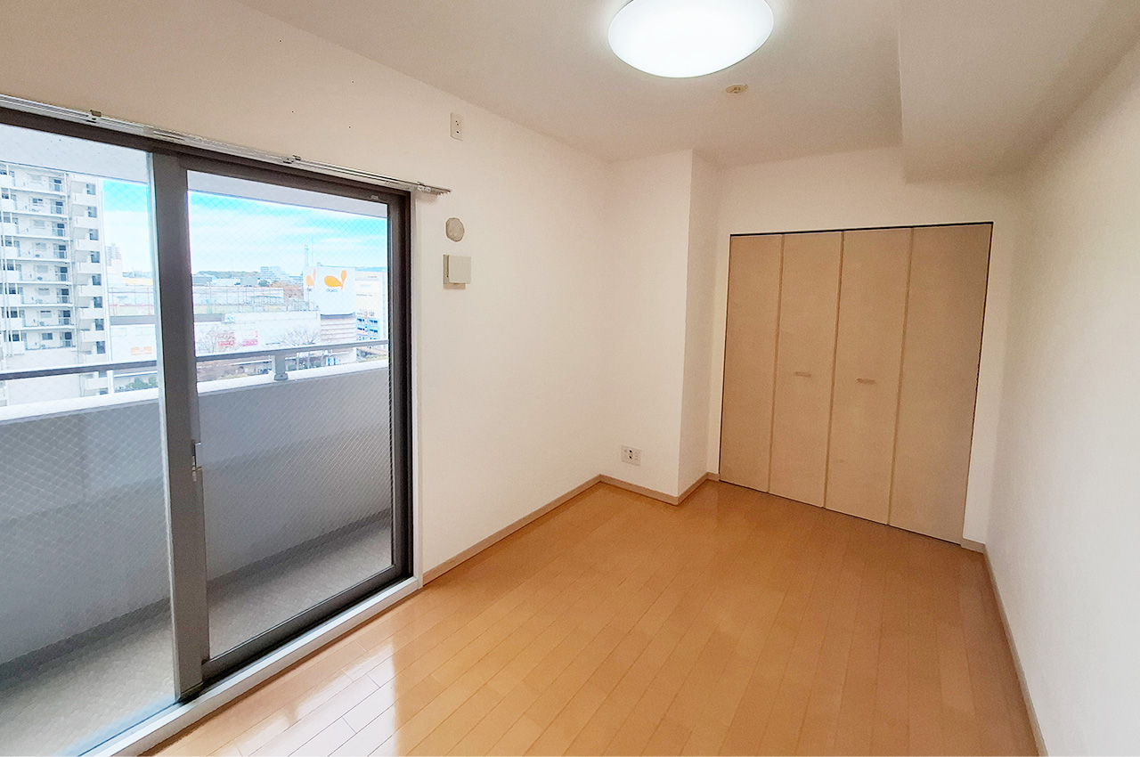 洋室①約6.2帖：収納力のあるクローゼット付き。